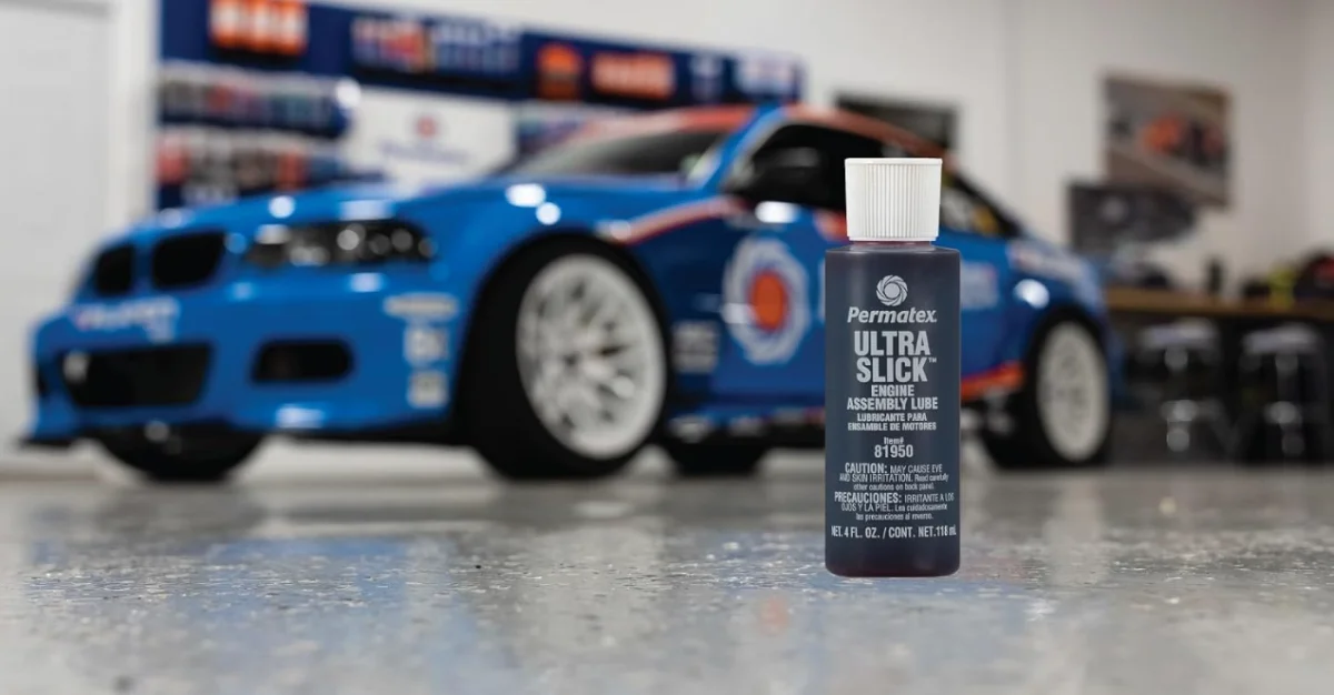 بطری روغن مونتاژ موتور Permatex Ultra Slick در تعمیرگاه